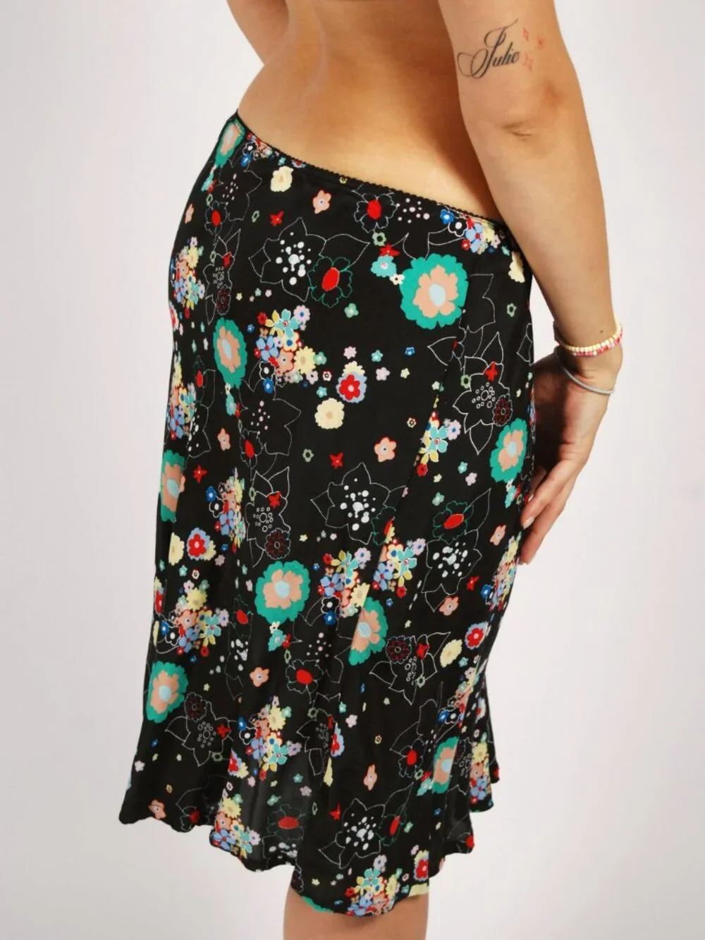 Y2K Floral Midi Skirt (M) medium black blue vintage ditsy cute chic diva preppy